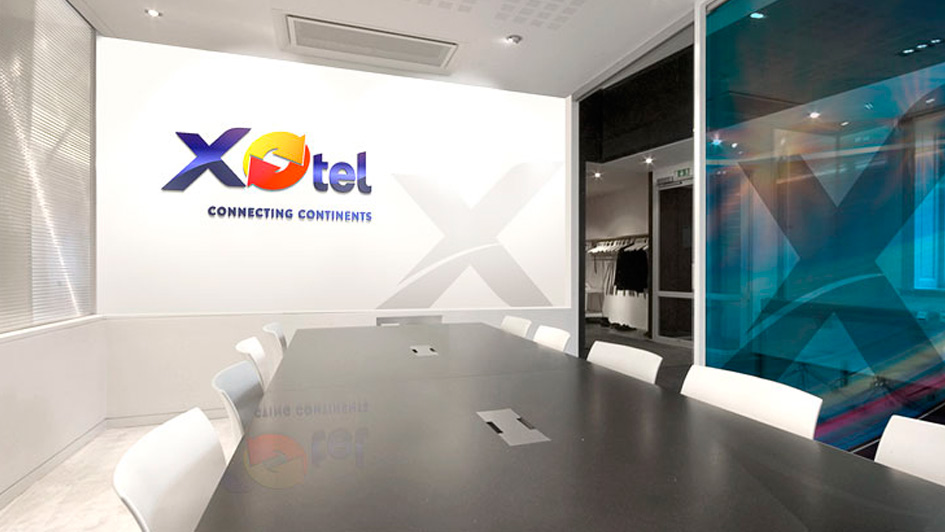 Логотип в интрьере компании Xotel © Креативное агентство KENGURU