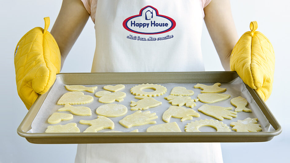 Использование логотипа Happy House в продукции © Креативное агентство KENGURU